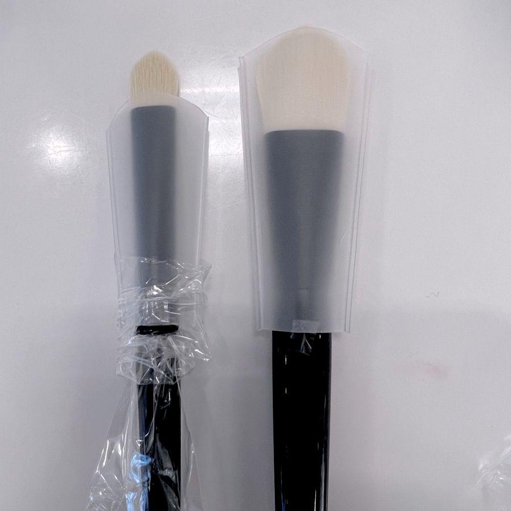 Brand new unused Westman Atelier foundation Brush and Eyeshadow 1 brush.